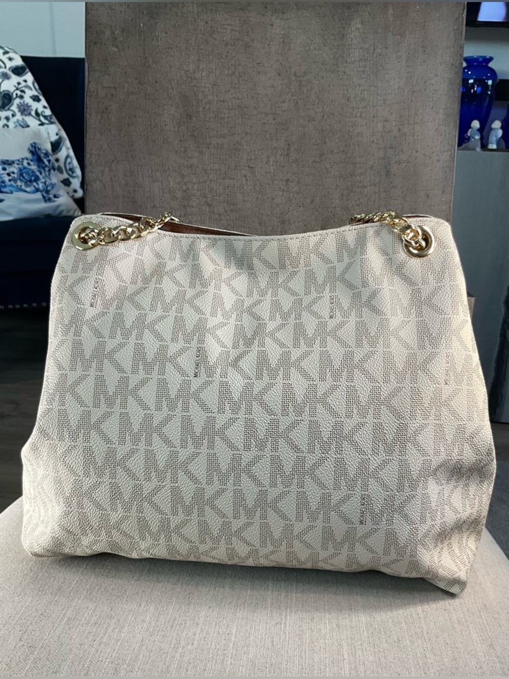 Michael Kors Raven Large Shoulder Tote in Vanilla Signature – Like New! - Picture 4 of 16